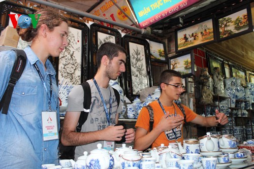 International students tour Bat Trang ceramic craft village  - ảnh 3